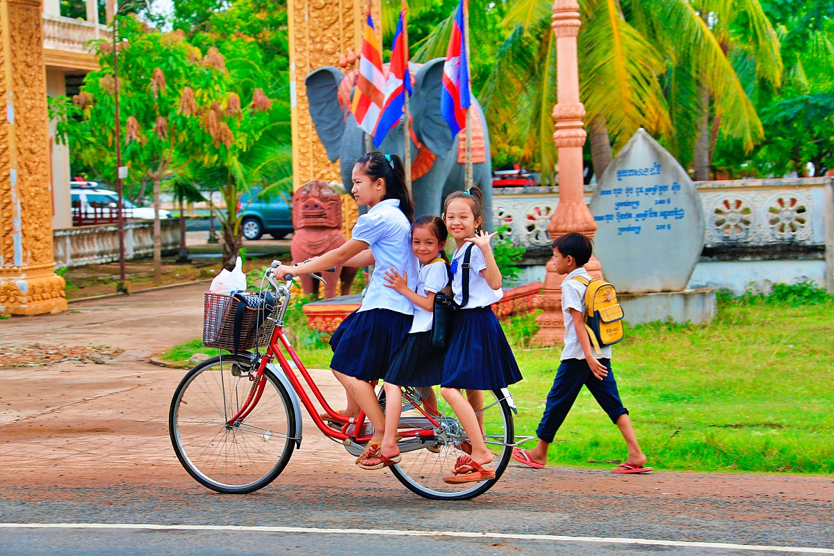 Kinder auf dem Fahrrad auf dem Weg zur Schule