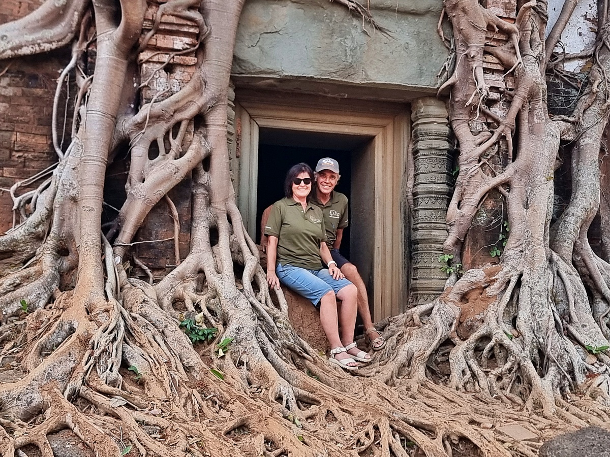 Touristen bei einem Tempel