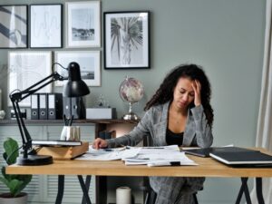 Gestresste Frau im Büro